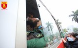 Tân binh đeo khẩu trang, kiểm tra thân nhiệt trong ngày nhập ngũ